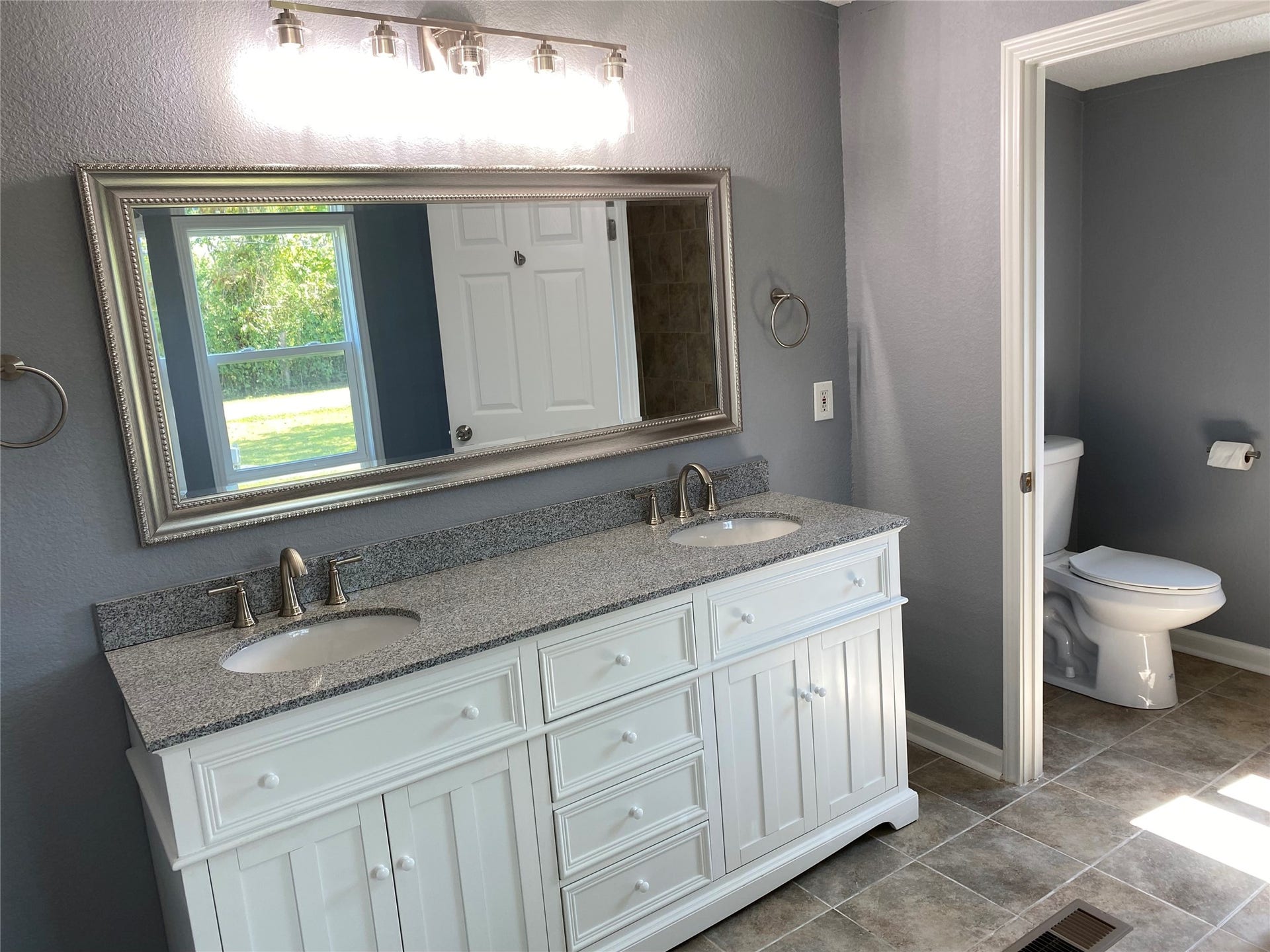 6115 S Highway 35, Alvin, TX 77511 bathroom