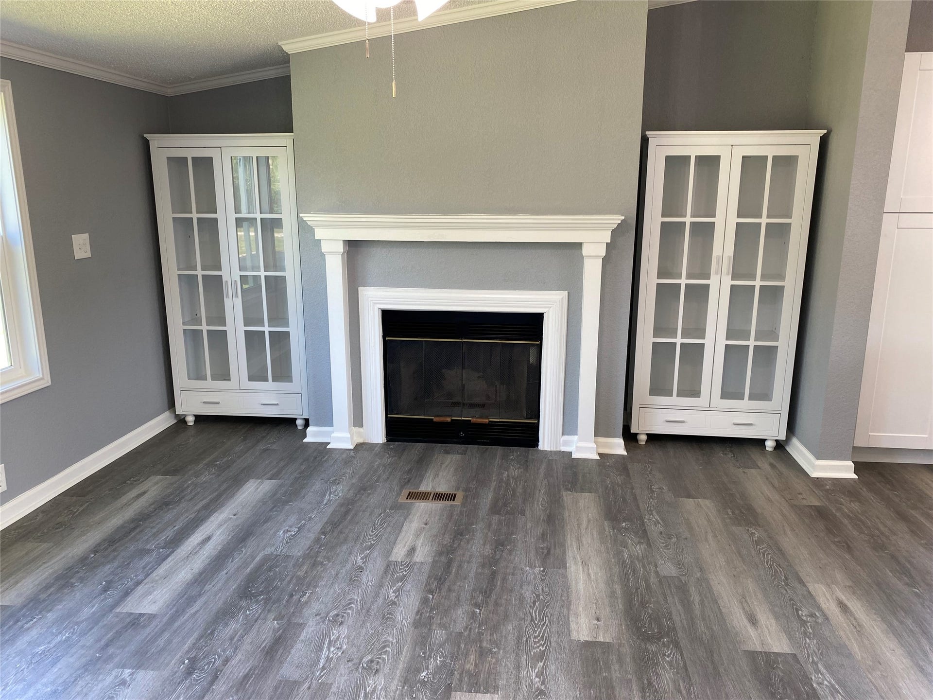 6115 S Highway 35, Alvin, TX 77511 Livingroom fireplace