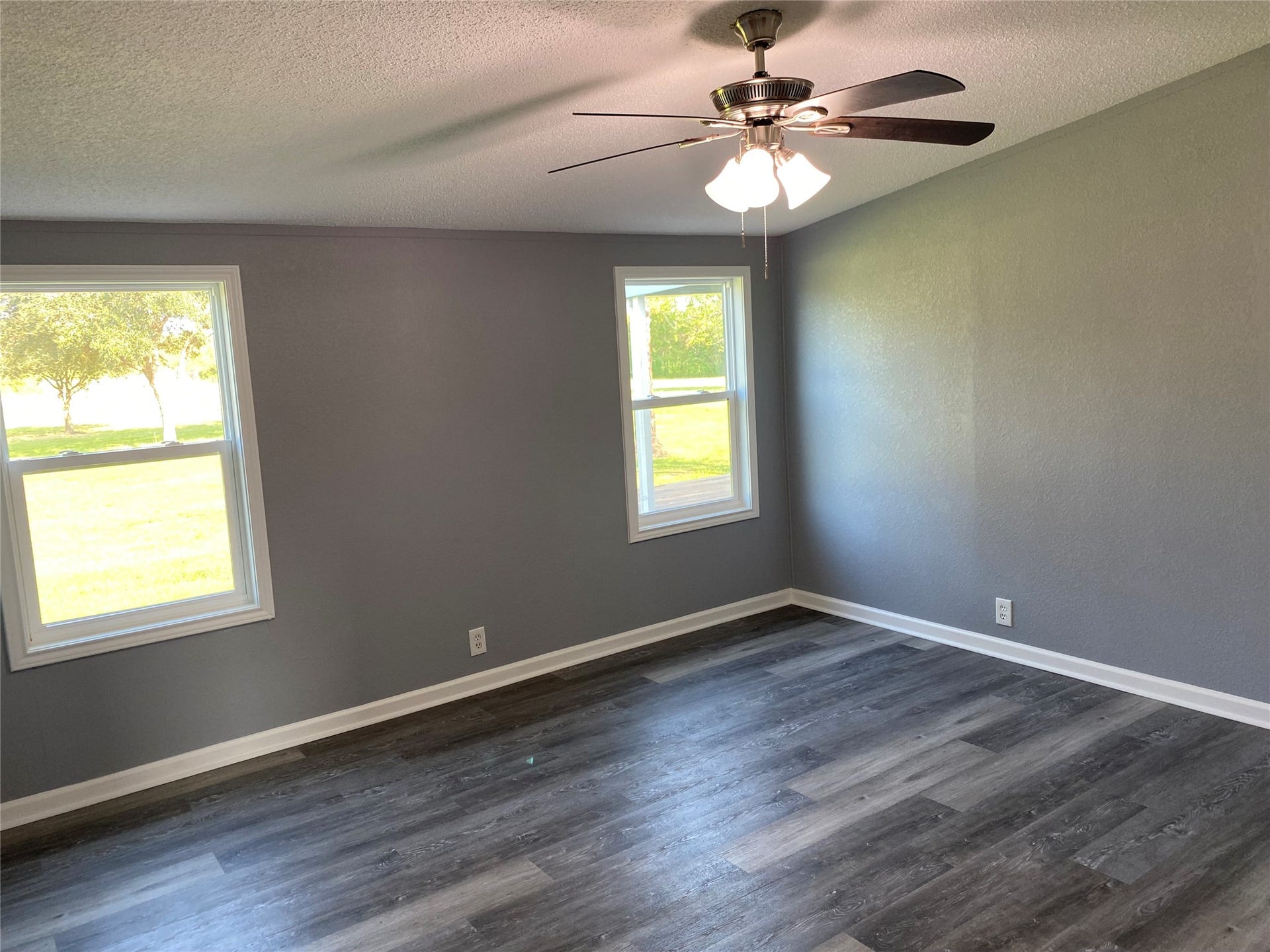 6115 S Highway 35, Alvin, TX 77511 Living room