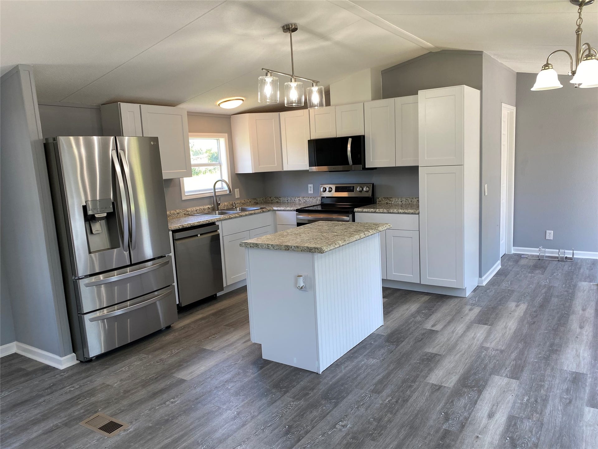 6115 S Highway 35, Alvin, TX 77511 Livingroom