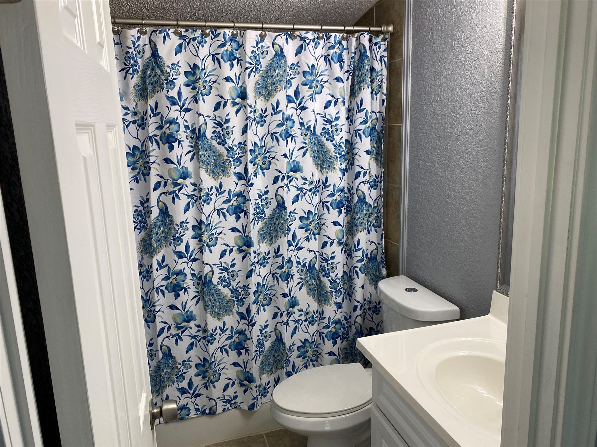 6115 S Highway 35, Alvin, TX 77511 Bathroom