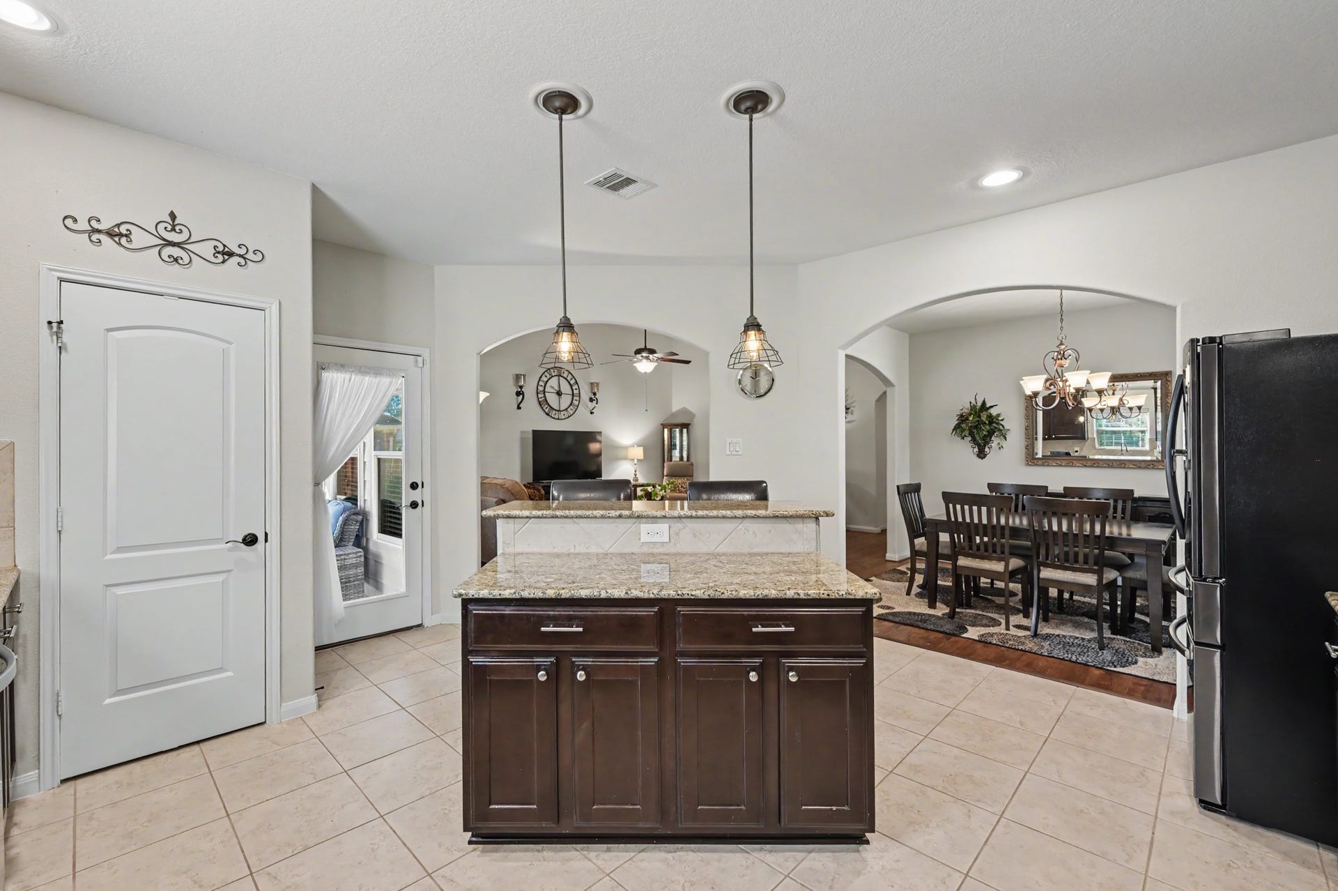 2039 Borthwick Lane, Conroe, TX 77301 Breakfast bar & walk in panty.