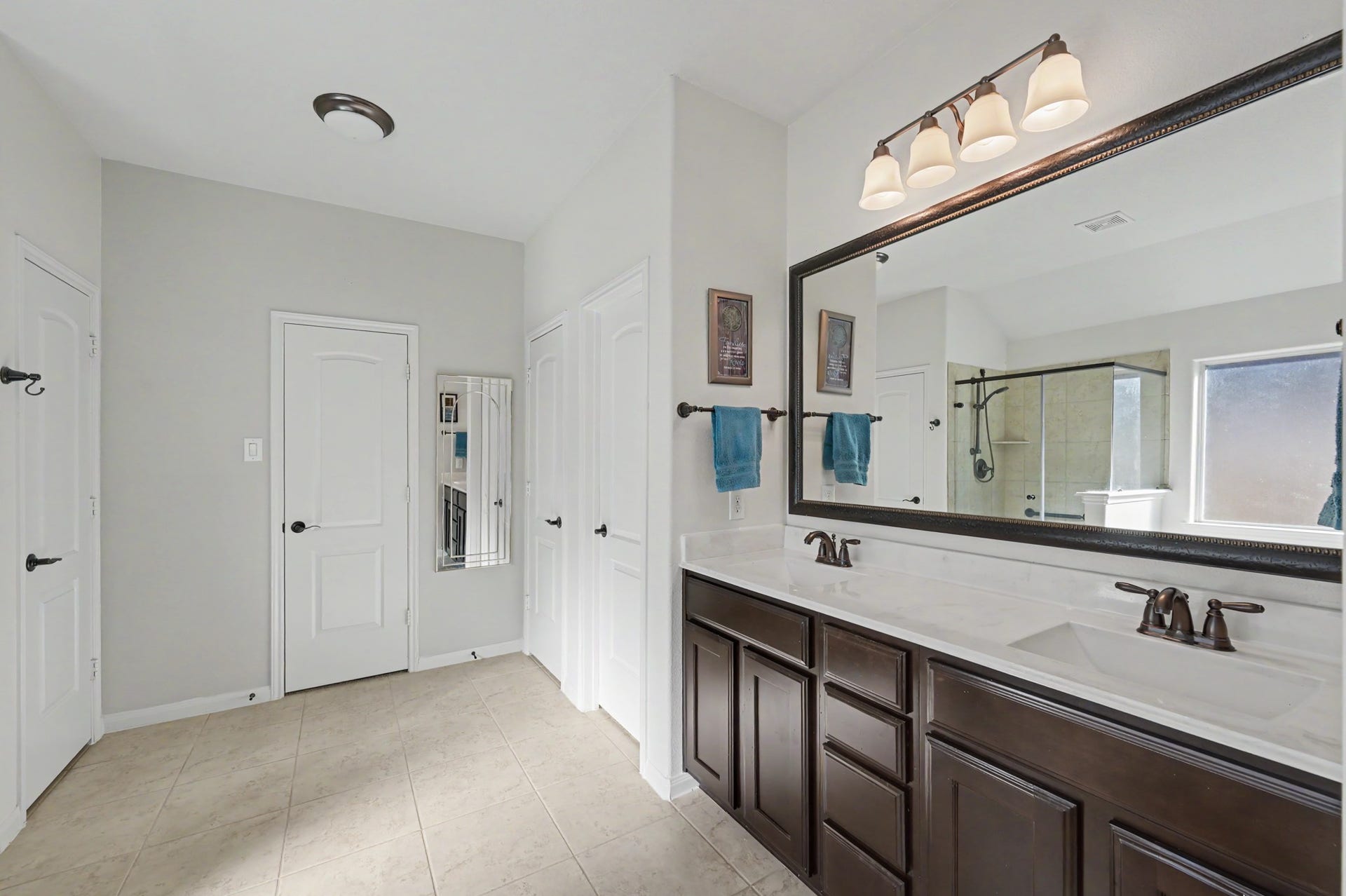 2039 Borthwick Lane, Conroe, TX 77301 Grand primary bath with 2 closets & double sinks.