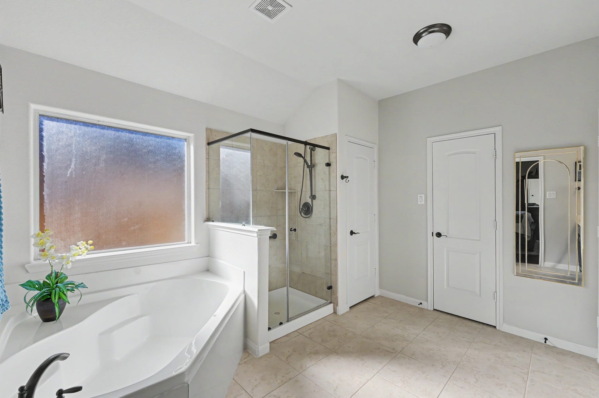 2039 Borthwick Lane, Conroe, TX 77301 Primary bath has garden tub & stand alone shower.