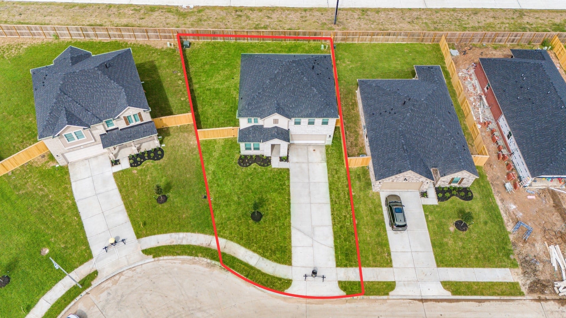 This home sits on a large lot with NO BACK NEIGHBORS, ample yard space in front and the back, lush landscaping and well-maintained yard!