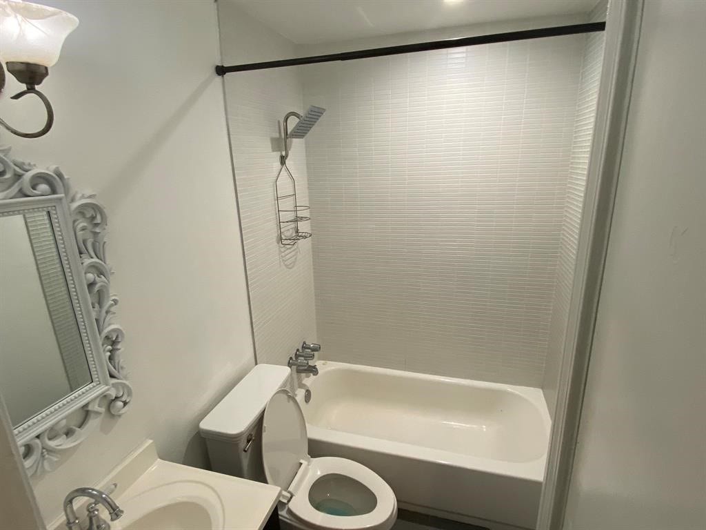 5353 Dora Street, #6, Houston, TX 77005 Bathroom with tub/shower combo