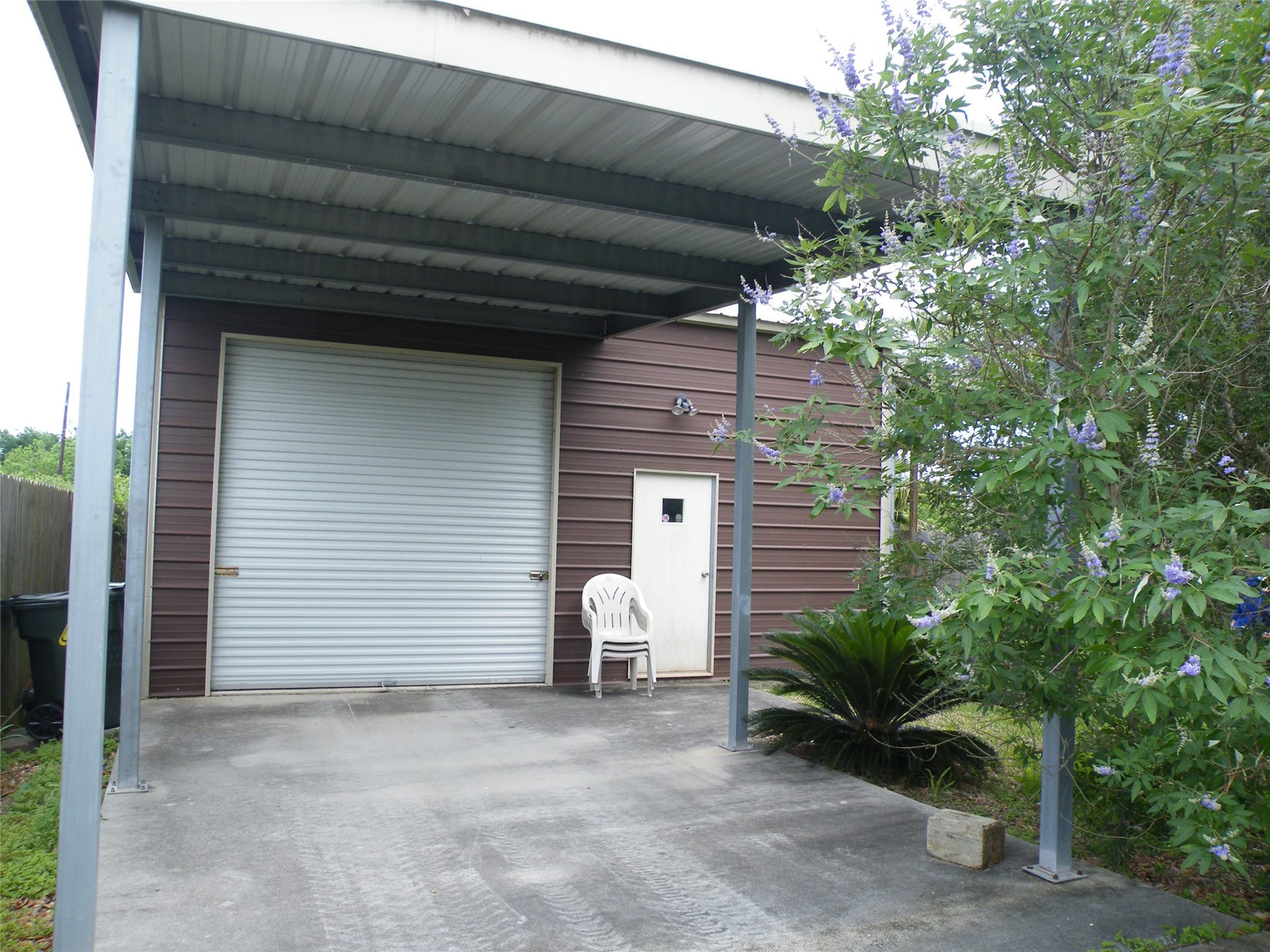 729 17th Street, San Leon, TX 77539 Metal or welding shop, 2 bay doors on 2 fully fenced lots