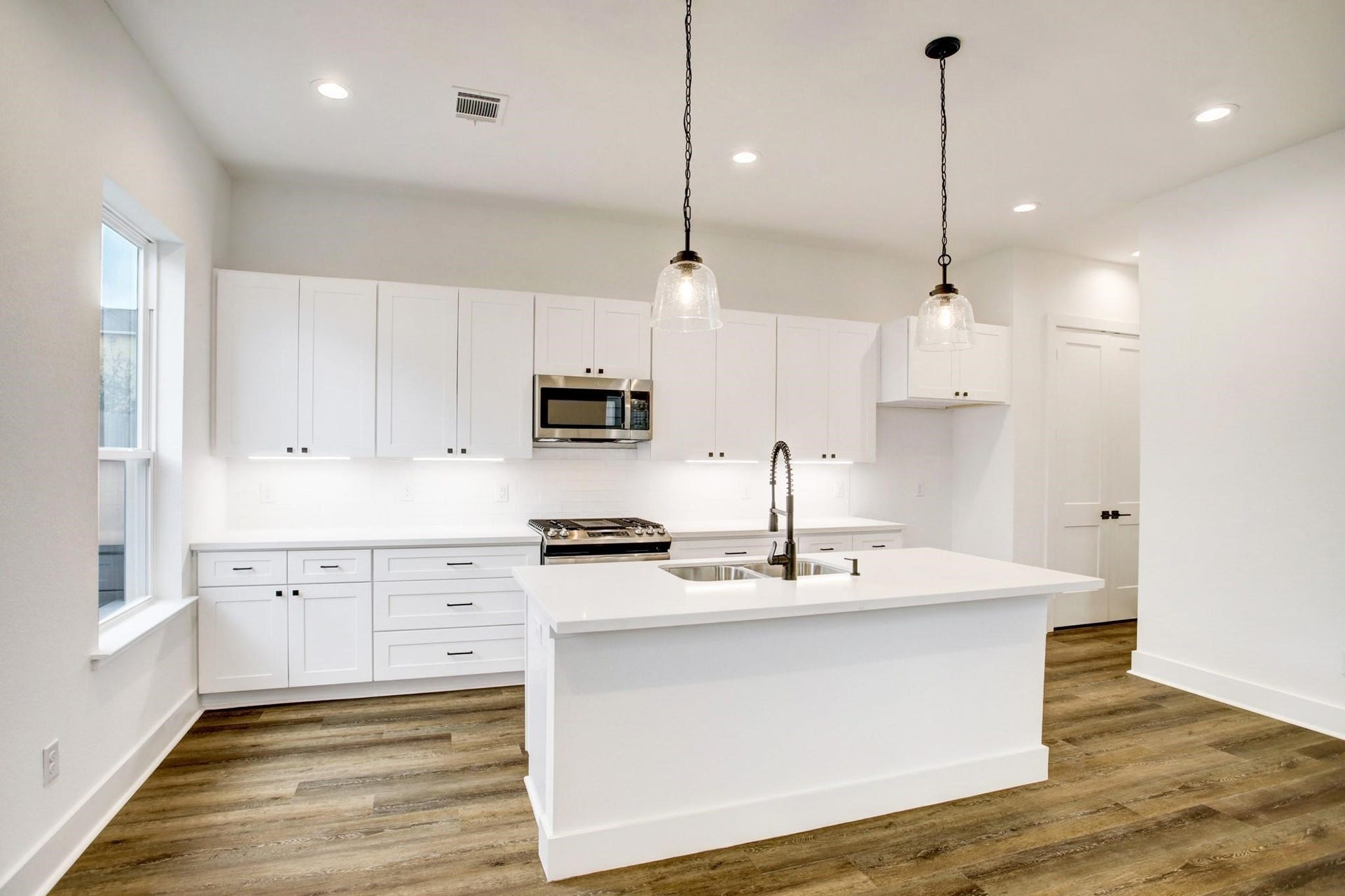 1220 Mcneil Street, Houston, TX 77009 Kitchen