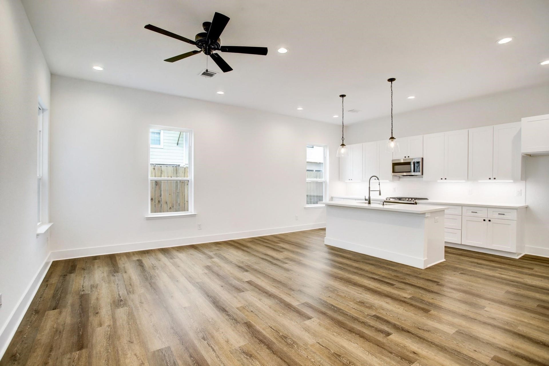 1220 Mcneil Street, Houston, TX 77009 Living room