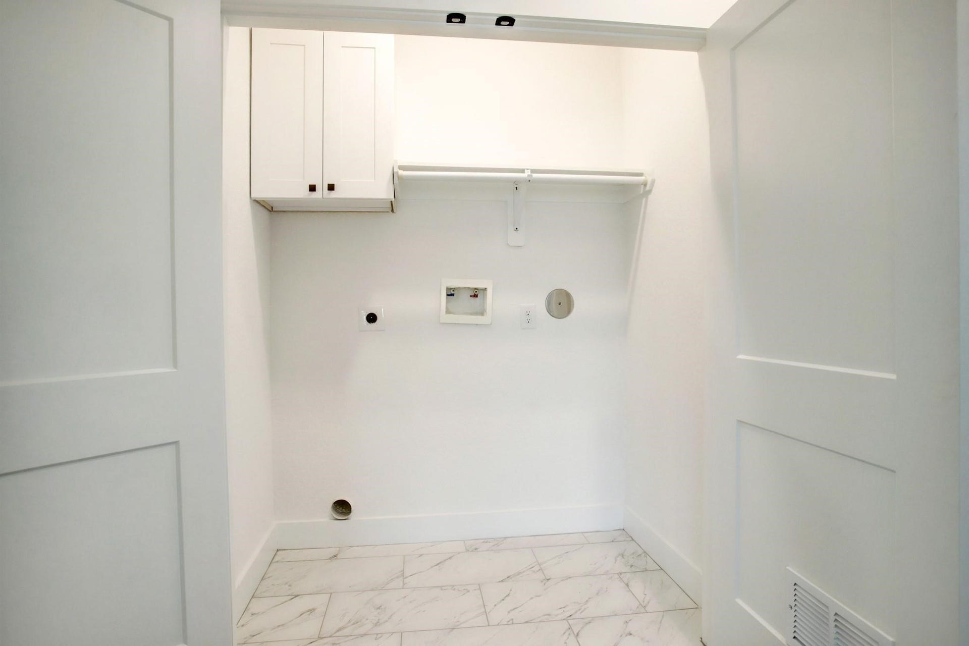 1220 Mcneil Street, Houston, TX 77009 Washer and Dryer space