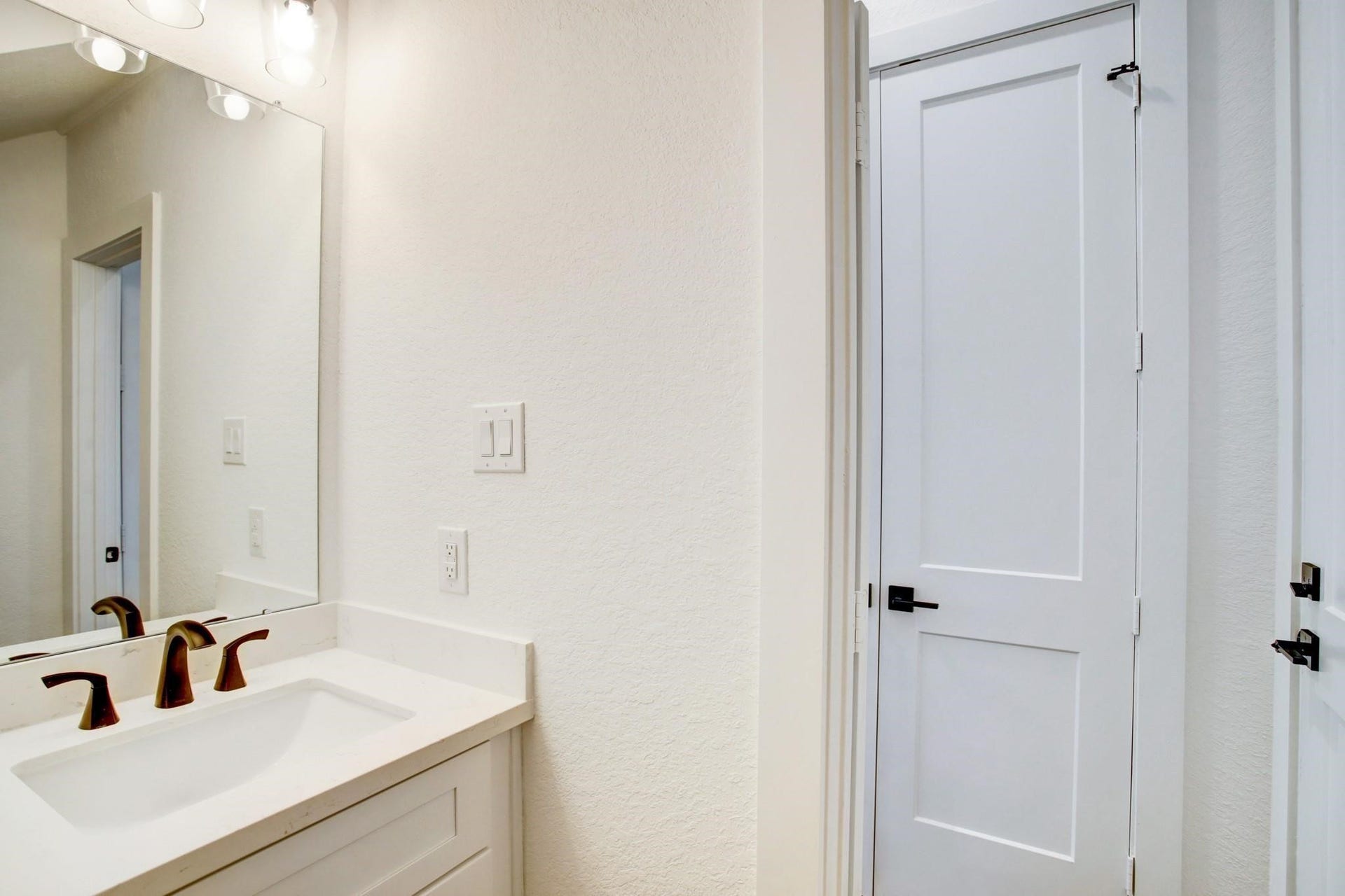 1220 Mcneil Street, Houston, TX 77009 Bathroom
