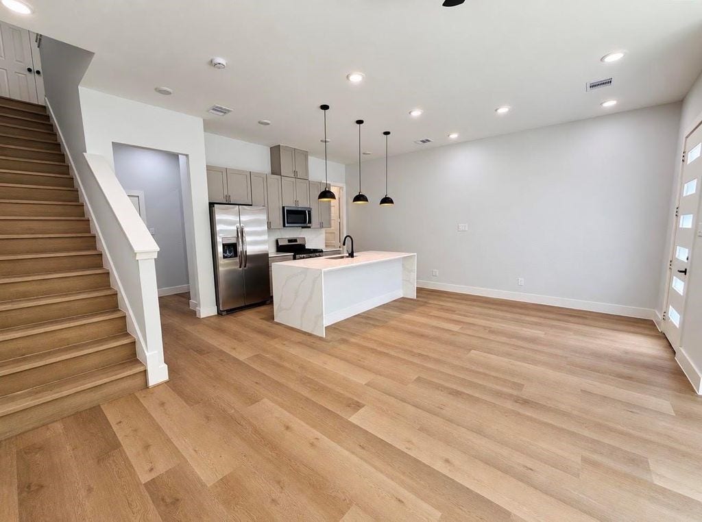 1418 Buescher Drive, Houston, TX 77043 1418 Buescher Drive, Houston, TX 77043