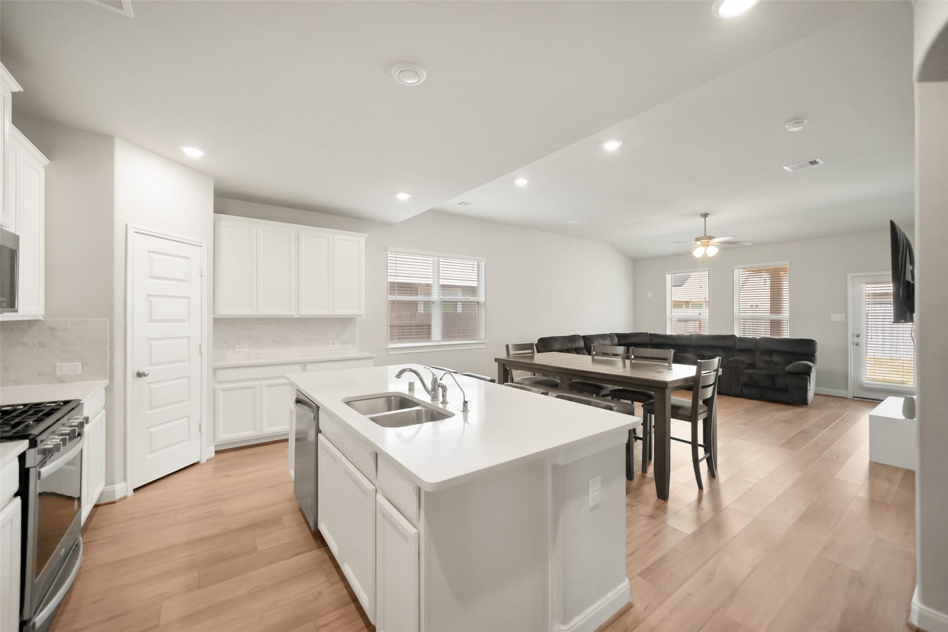 831 Cloverdale Drive, Rosharon, TX 77583 Island in Kitchen, Breakfast area, and family room