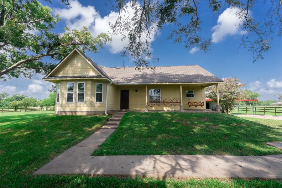 Property photo for 720 Winchester Trail, Angleton, TX