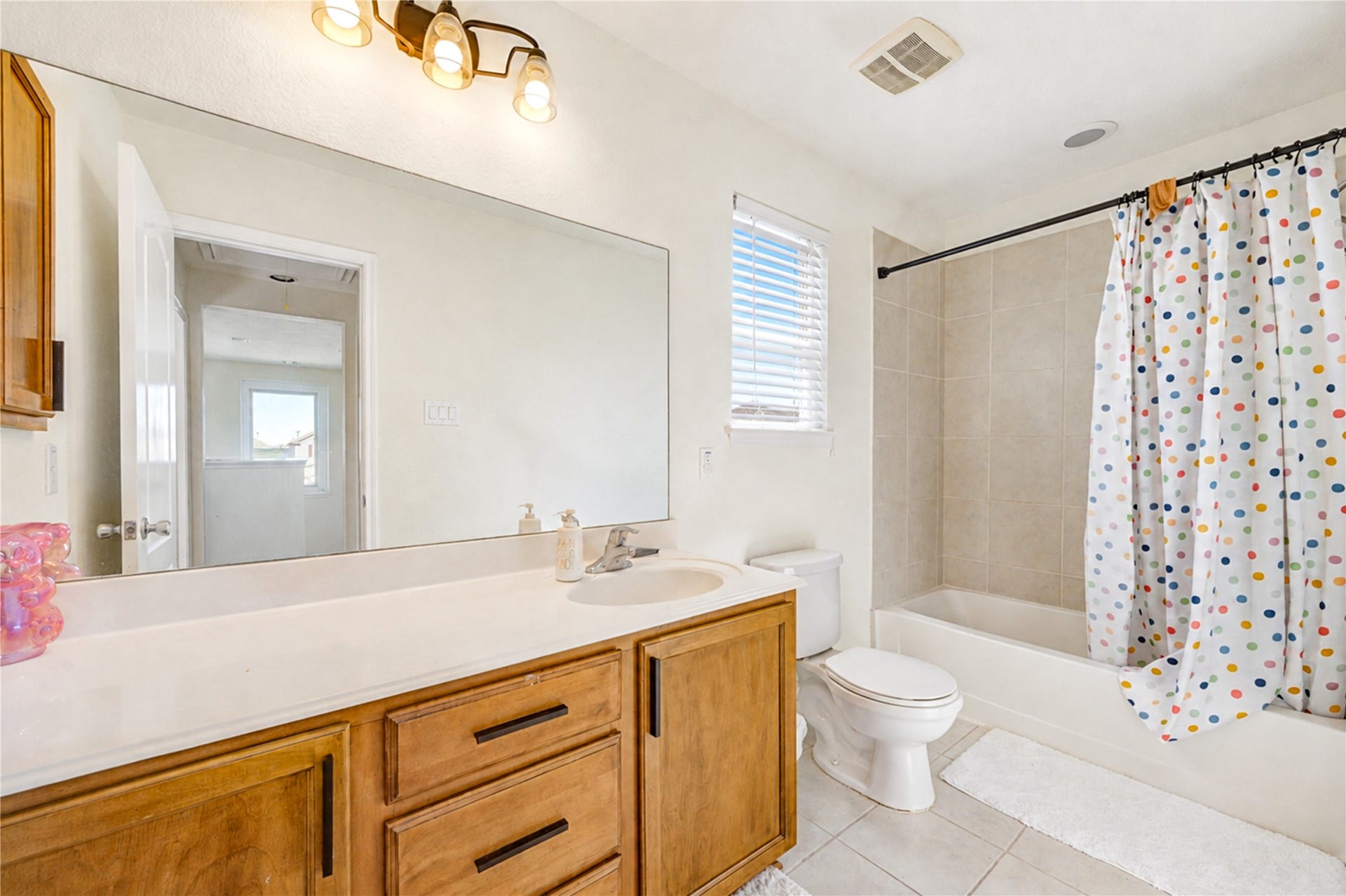 2615 Skyview Moon Drive, Houston, TX 77047 Bathroom 2