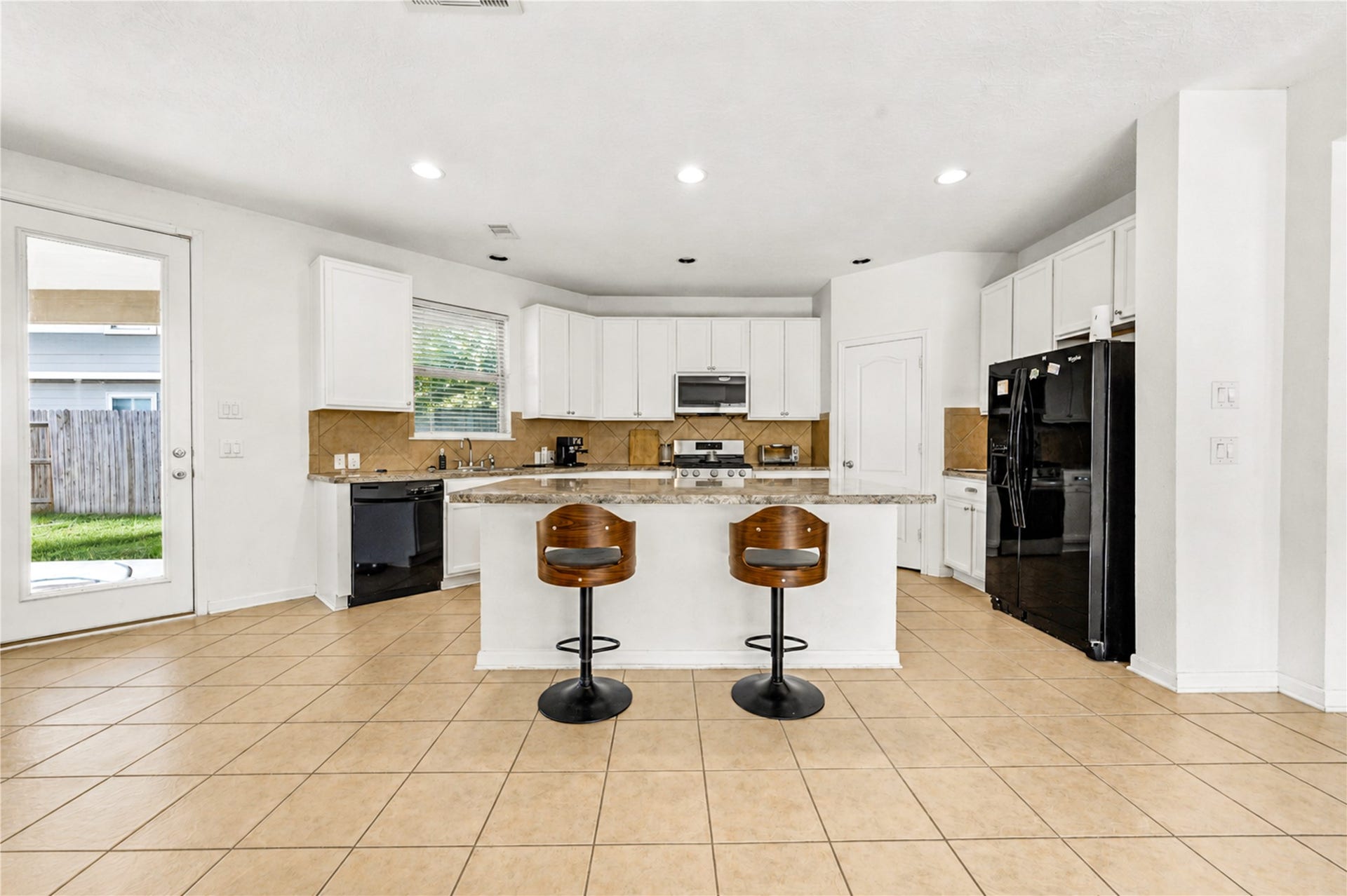 2615 Skyview Moon Drive, Houston, TX 77047 Kitchen w/Island Breakfast Bar
