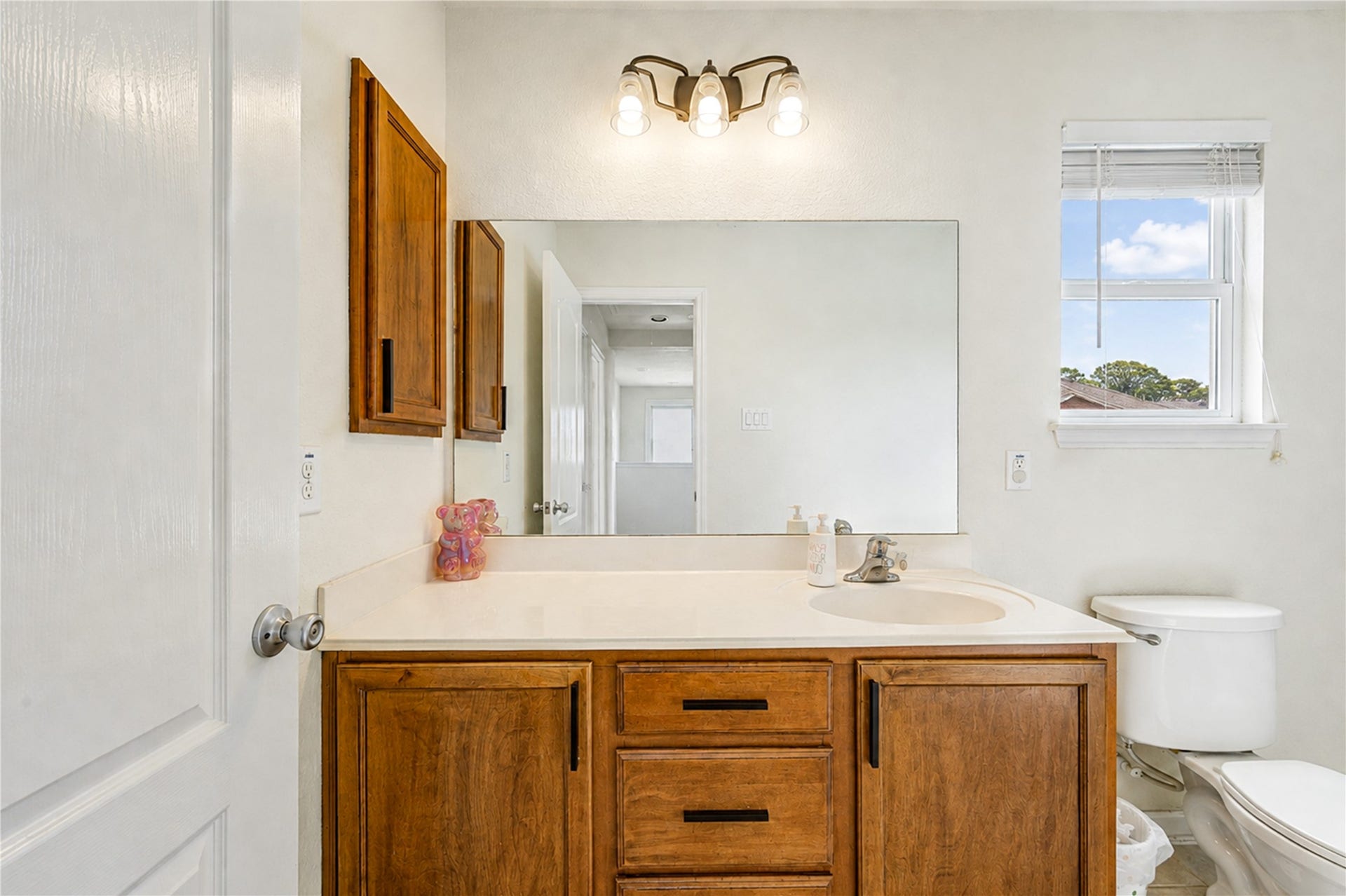 2615 Skyview Moon Drive, Houston, TX 77047 Bathroom 2