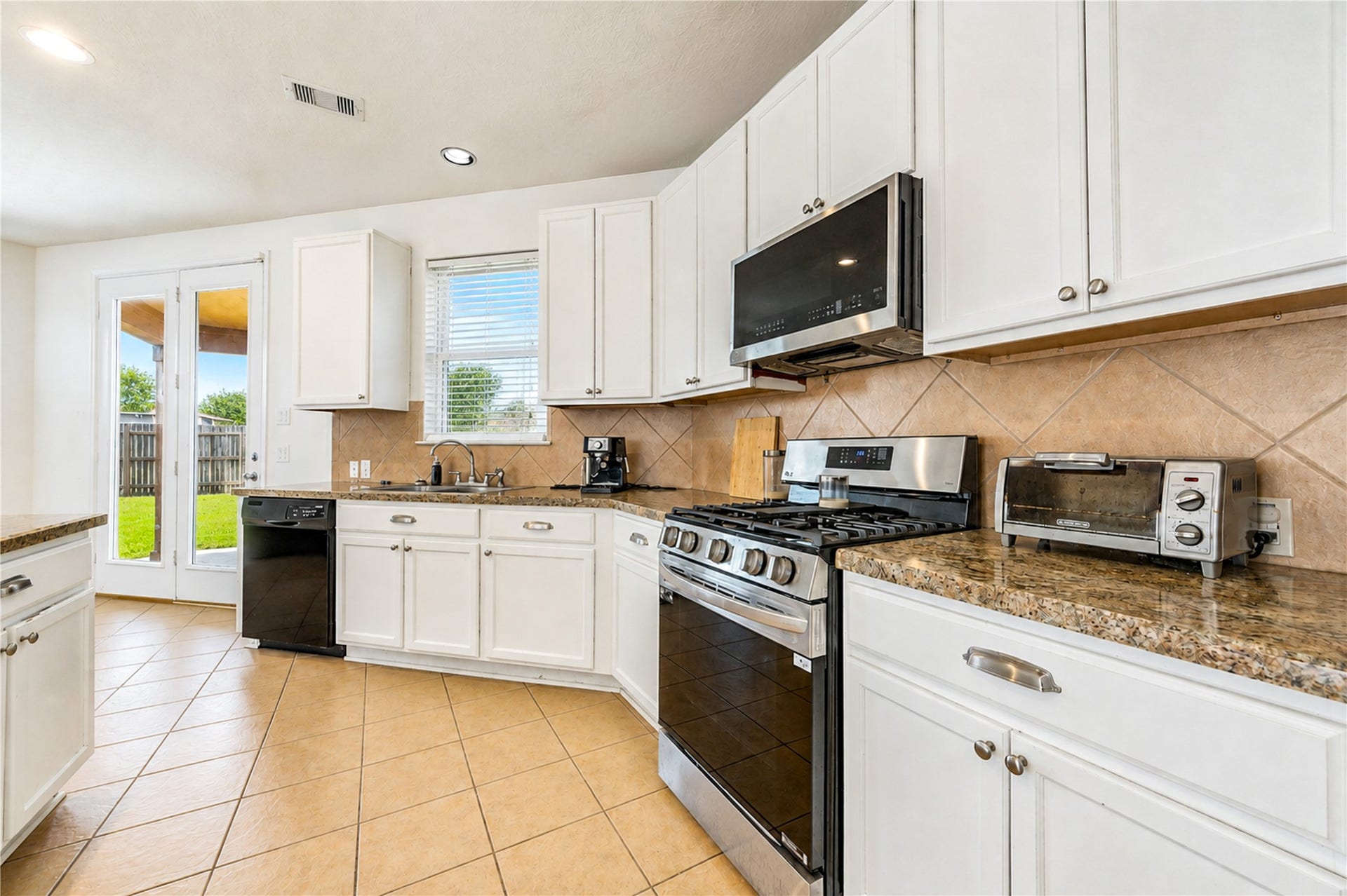 2615 Skyview Moon Drive, Houston, TX 77047 Kitchen w/Island Breakfast Bar