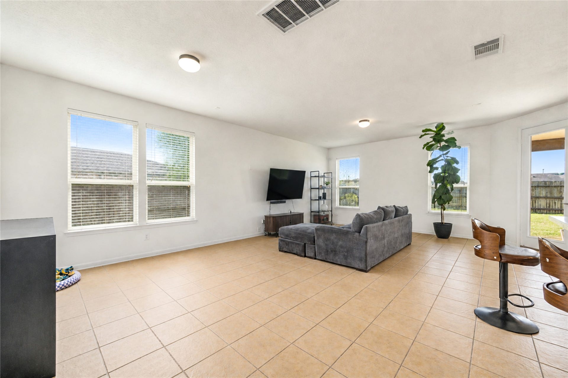 2615 Skyview Moon Drive, Houston, TX 77047 Living Room