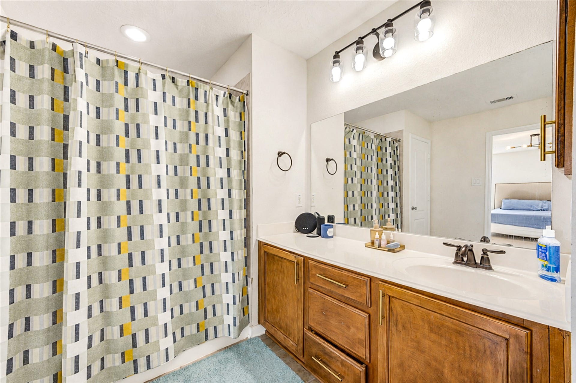 2615 Skyview Moon Drive, Houston, TX 77047 Master Bathroom