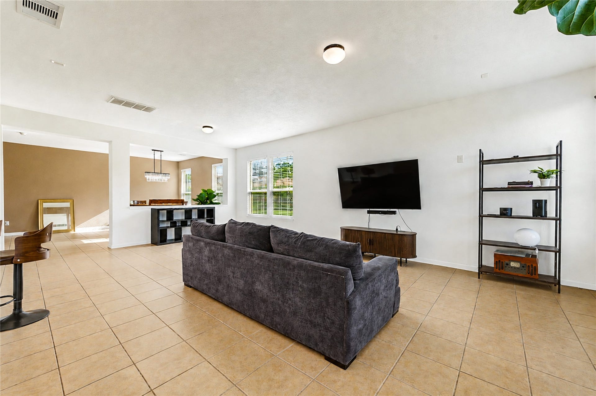 2615 Skyview Moon Drive, Houston, TX 77047 Living Room