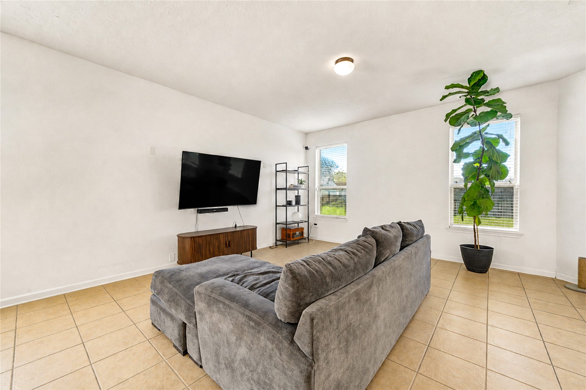 2615 Skyview Moon Drive, Houston, TX 77047 Living Room