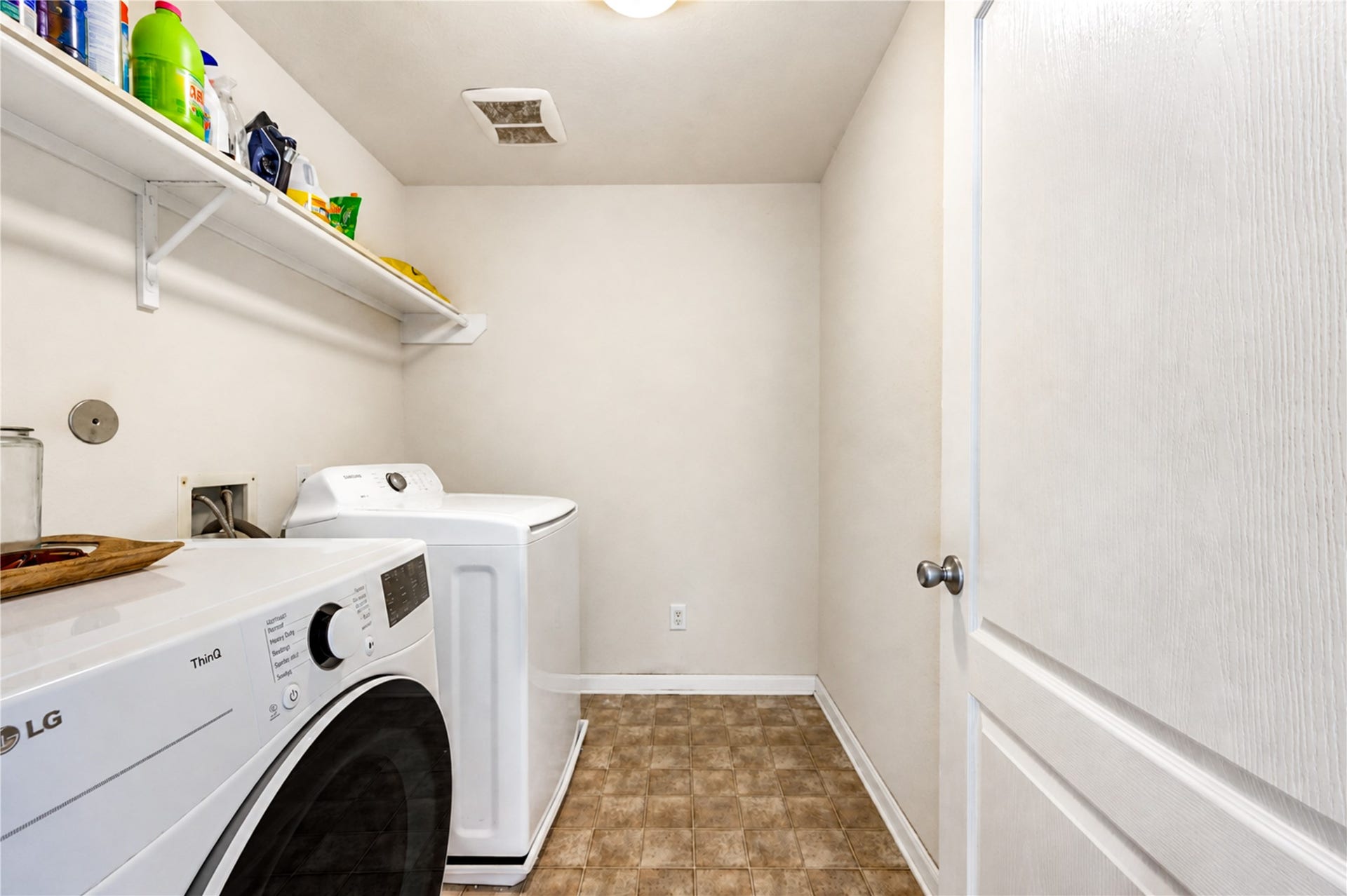 2615 Skyview Moon Drive, Houston, TX 77047 Wash Room