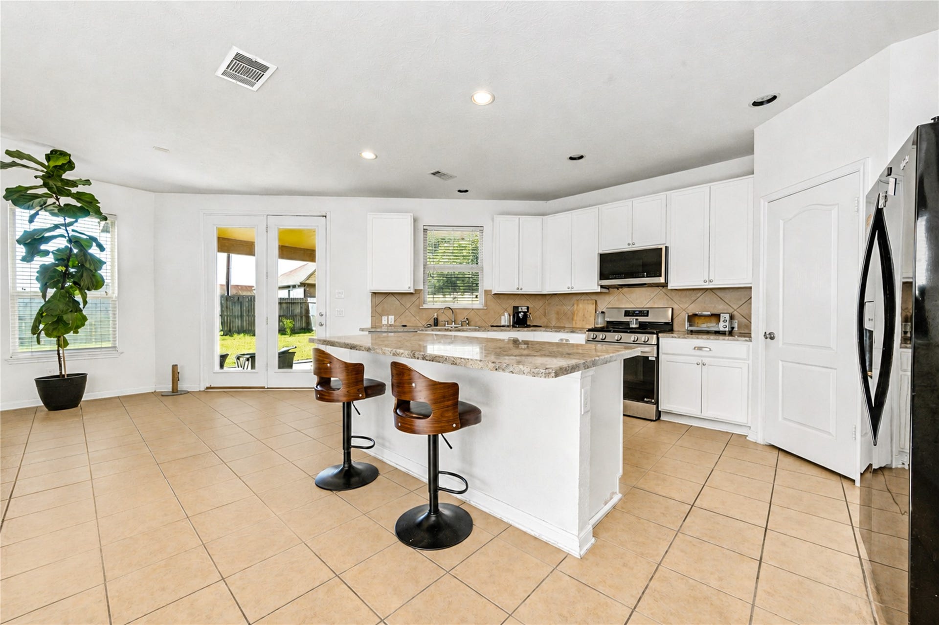 2615 Skyview Moon Drive, Houston, TX 77047 Kitchen w/Island Breakfast Bar