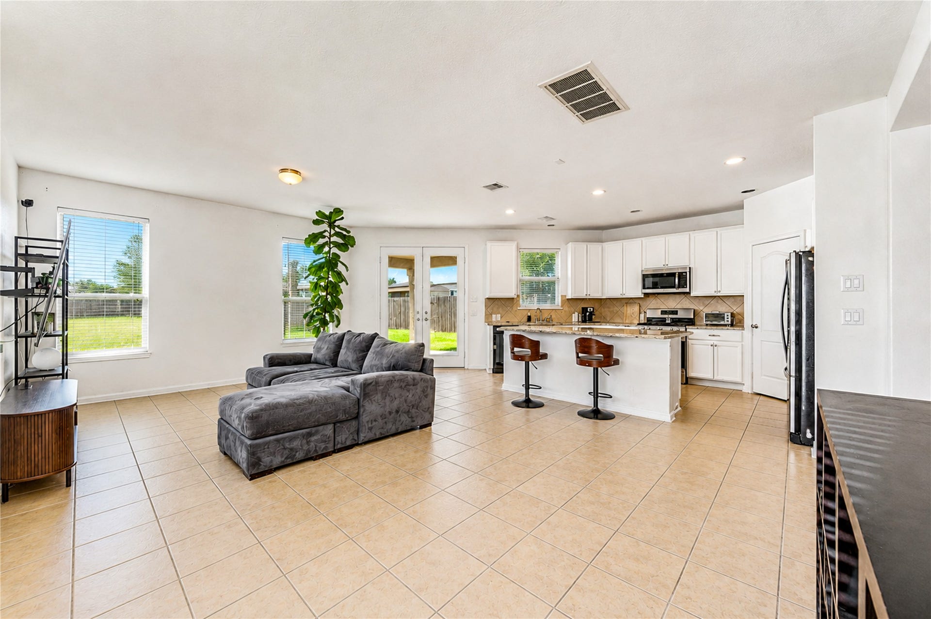 2615 Skyview Moon Drive, Houston, TX 77047 Living Room