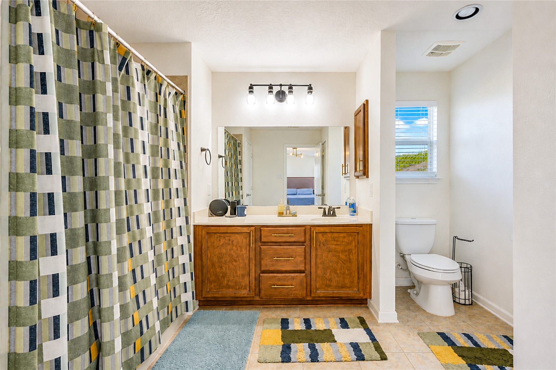 2615 Skyview Moon Drive, Houston, TX 77047 Master Bathroom