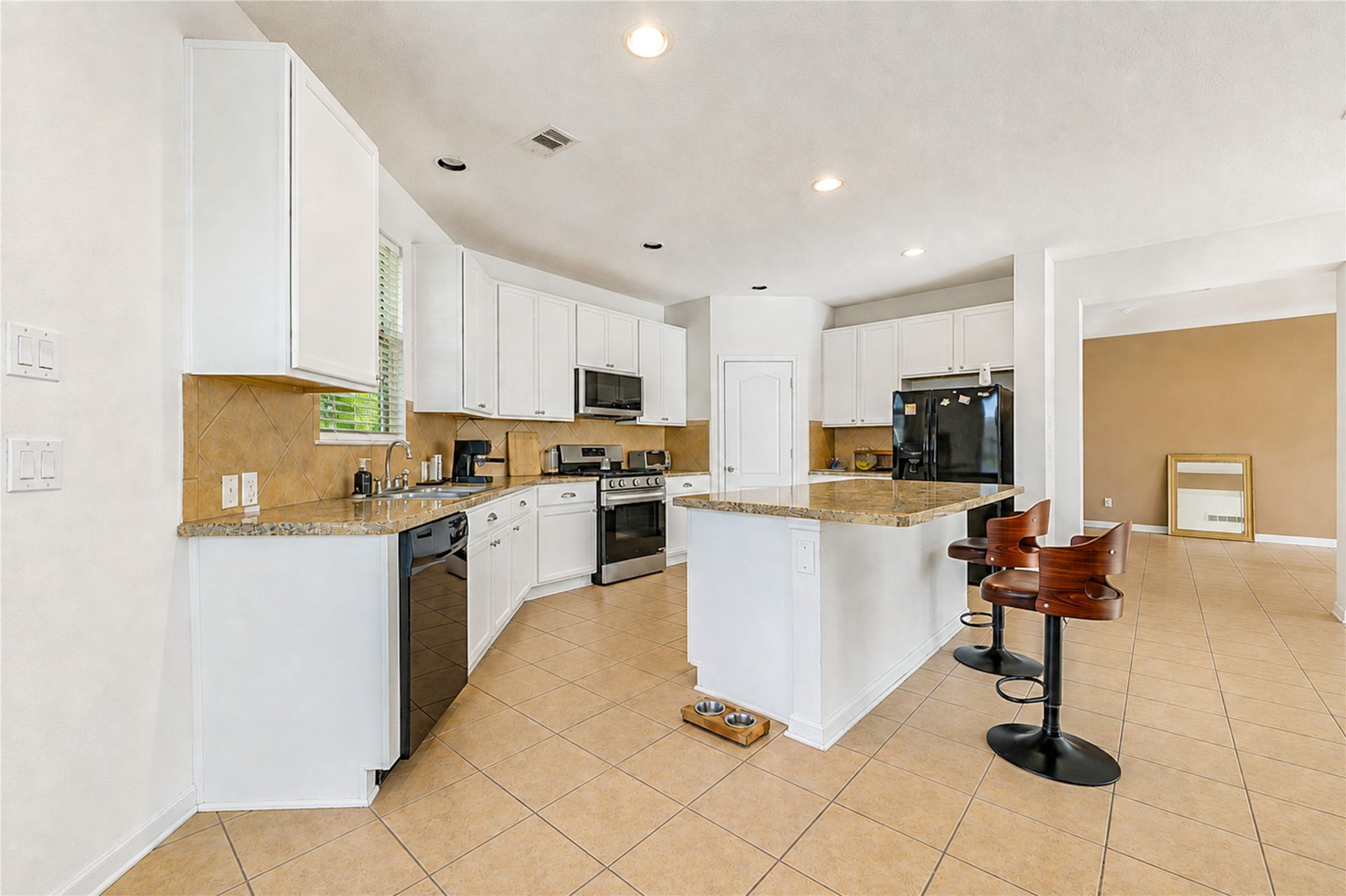 2615 Skyview Moon Drive, Houston, TX 77047 Kitchen w/Island Breakfast Bar