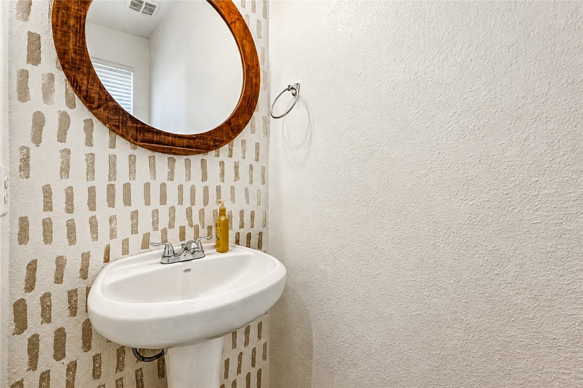 2615 Skyview Moon Drive, Houston, TX 77047 Half Bathroom