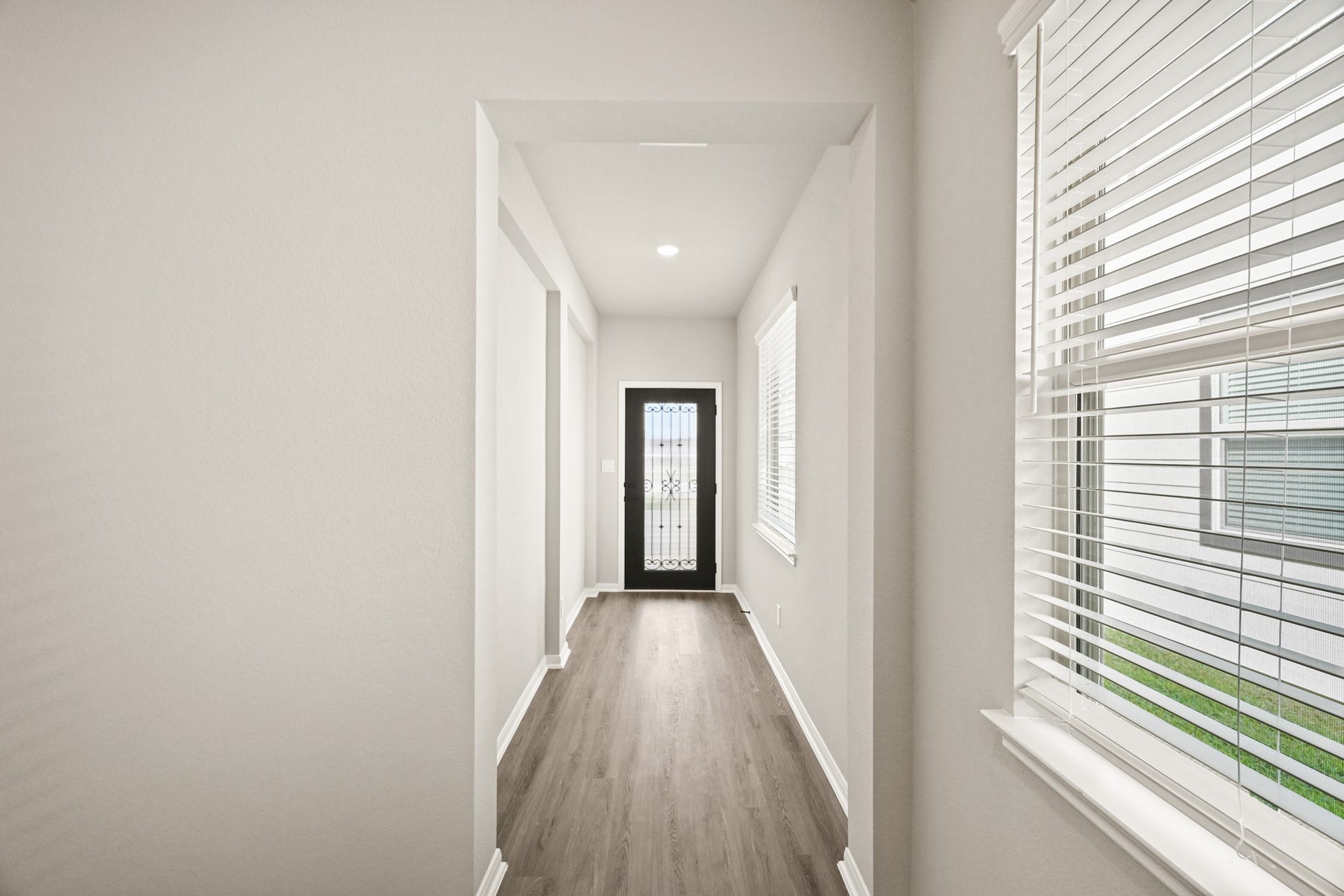 18644 Shauna Danielle Drive, New Caney, TX 77357 Inviting foyer (*Photo not of actual home and used for illustration purposes only.)