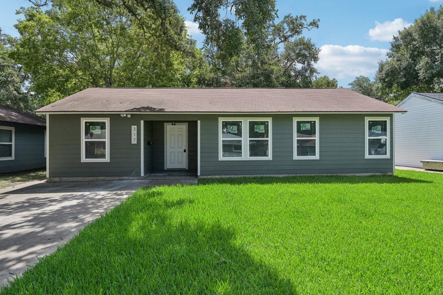 Property photo for 317 Redwood Street, Lake Jackson, TX