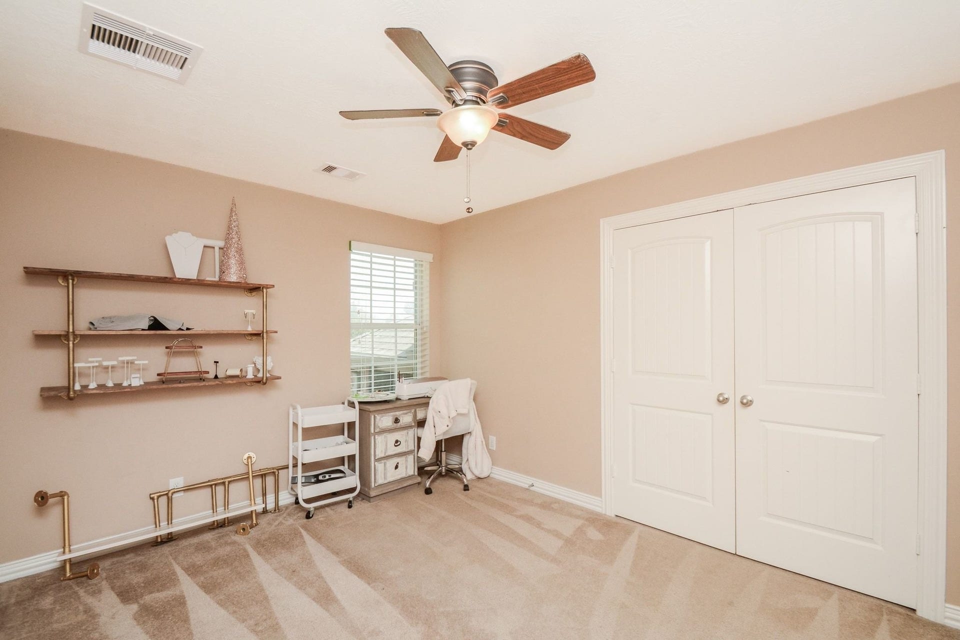 Secondary bedroom with fan