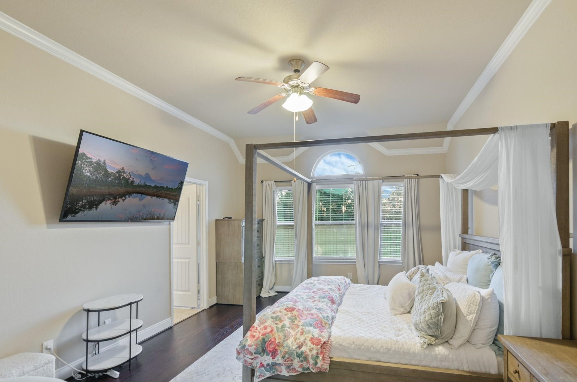 103 W Wading Pond Circle, Tomball, TX 77375 This generous bedroom features high vaulted ceilings, warm wood flooring, and an oversized window that overlooks the grounds. It easily accommodates full bedroom suites or serves as a quiet retreat.