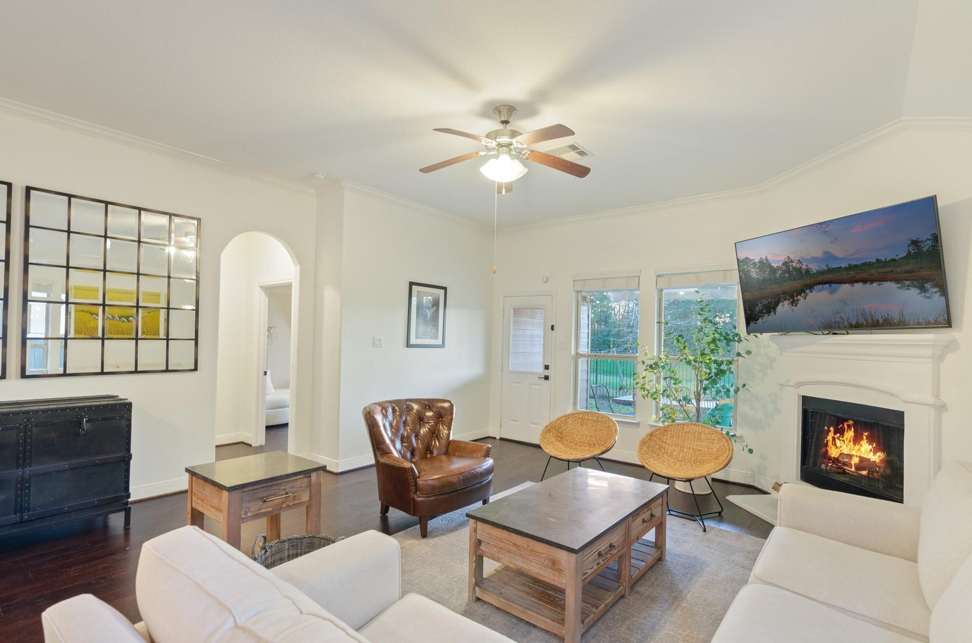 103 W Wading Pond Circle, Tomball, TX 77375 The expansive layout flows directly into the kitchen island bar, creating a bright and comfortable everyday gathering spot with peaceful views of the outdoors.