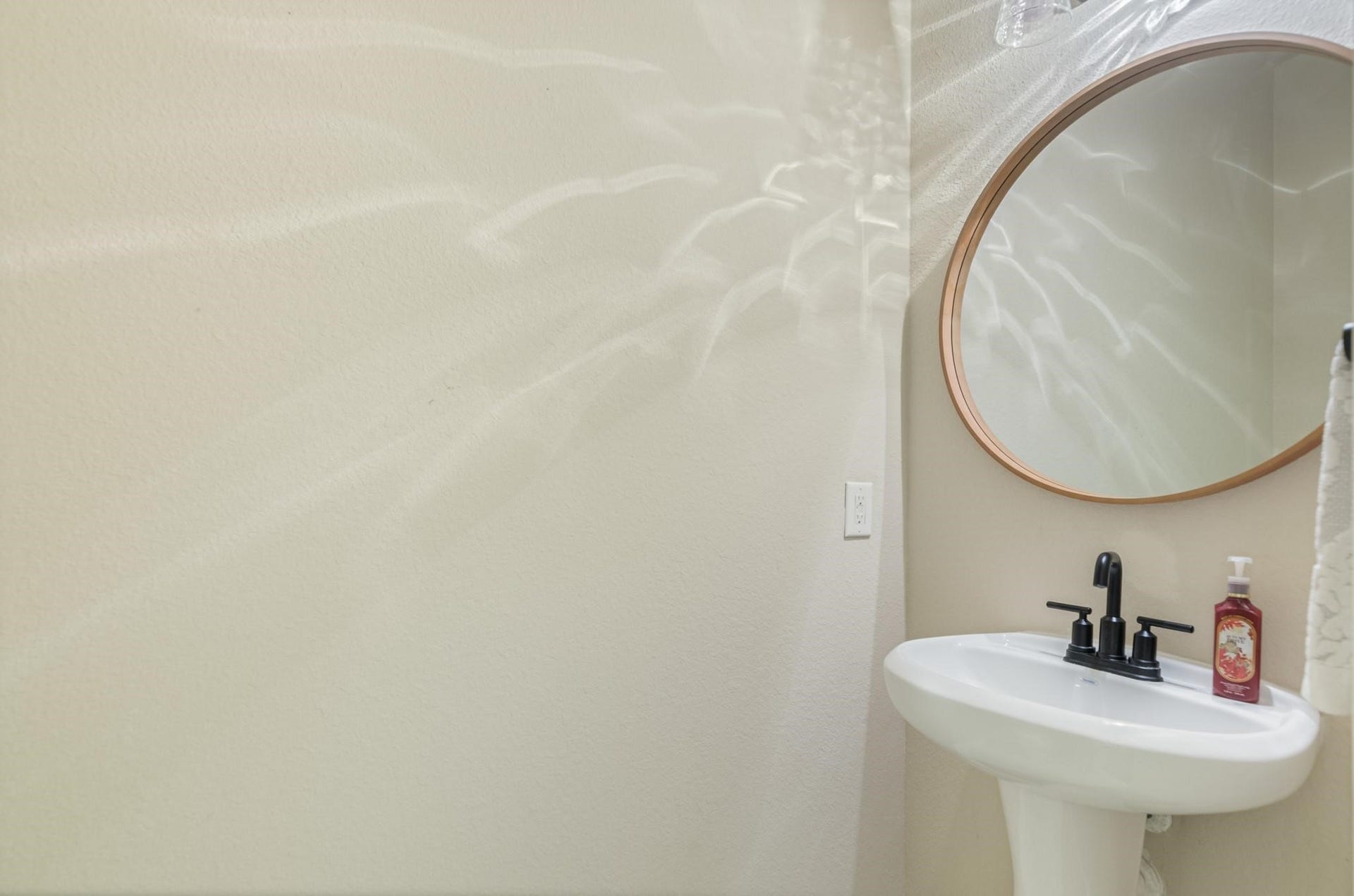 103 W Wading Pond Circle, Tomball, TX 77375 Conveniently situated off the main living areas, this half bath features a crisp pedestal sink, modern black fixtures, and a warm, clean palette for visiting guests.