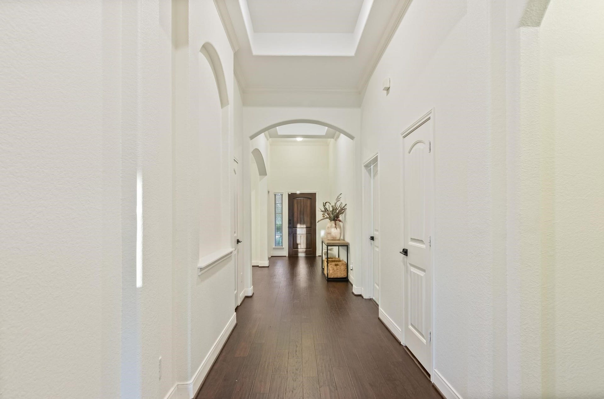 103 W Wading Pond Circle, Tomball, TX 77375 This wide central hall creates an immediate sense of scale and seamlessly connects every wing of the home.