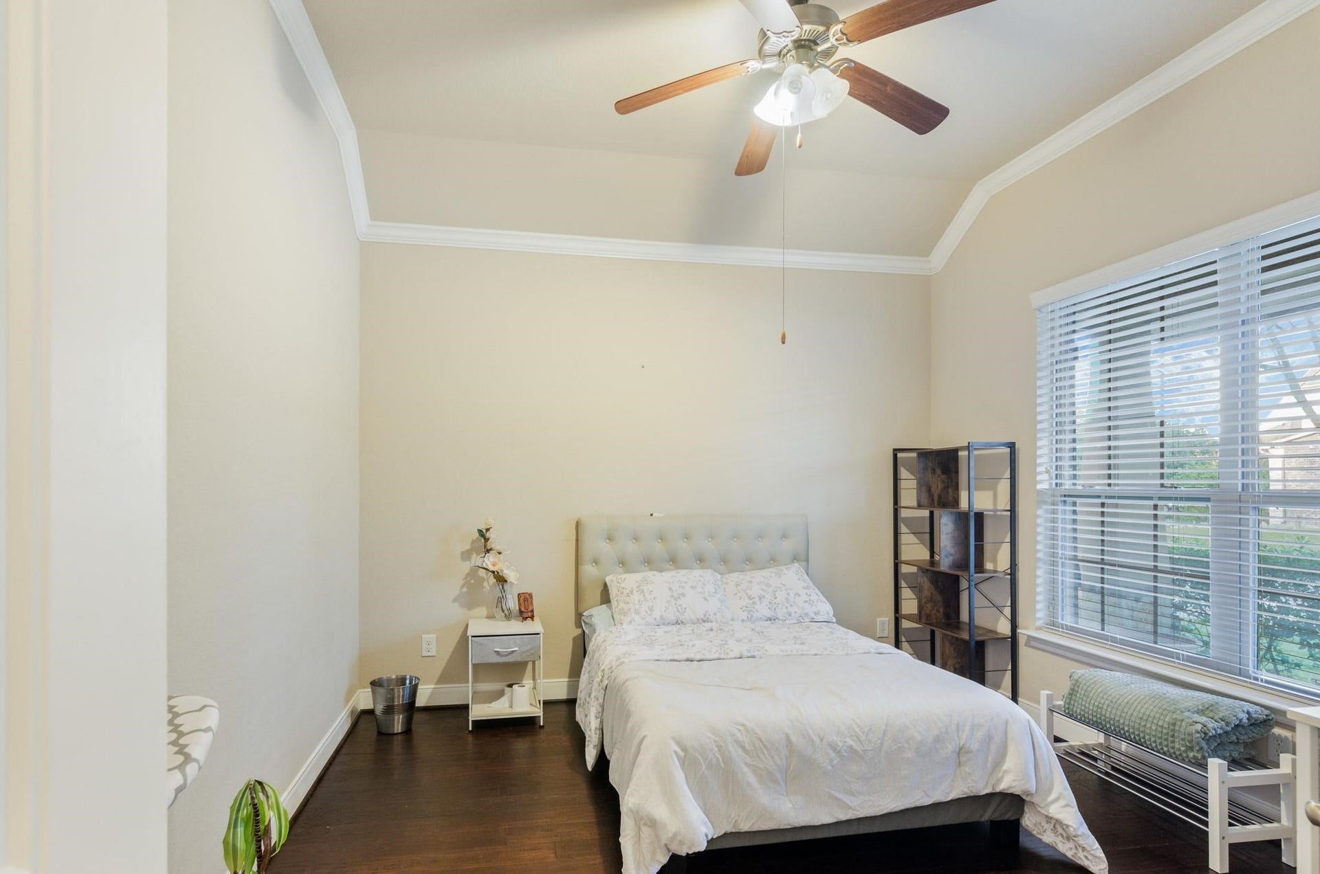103 W Wading Pond Circle, Tomball, TX 77375 A standout in functional living, this bright and airy room features dramatic high-vaulted ceilings accented with crisp crown molding and rich espresso wood flooring. A wide multi-pane window bathes the space in pleasant natural daylight, while a stylish ceiling fan keeps the atmosphere cool and comfortable year-round. Perfectly configured as a peaceful guest suite, quiet work-from-home executive study, or creative studio, it offers plenty of room to tailor the layout exactly to your lifestyle.