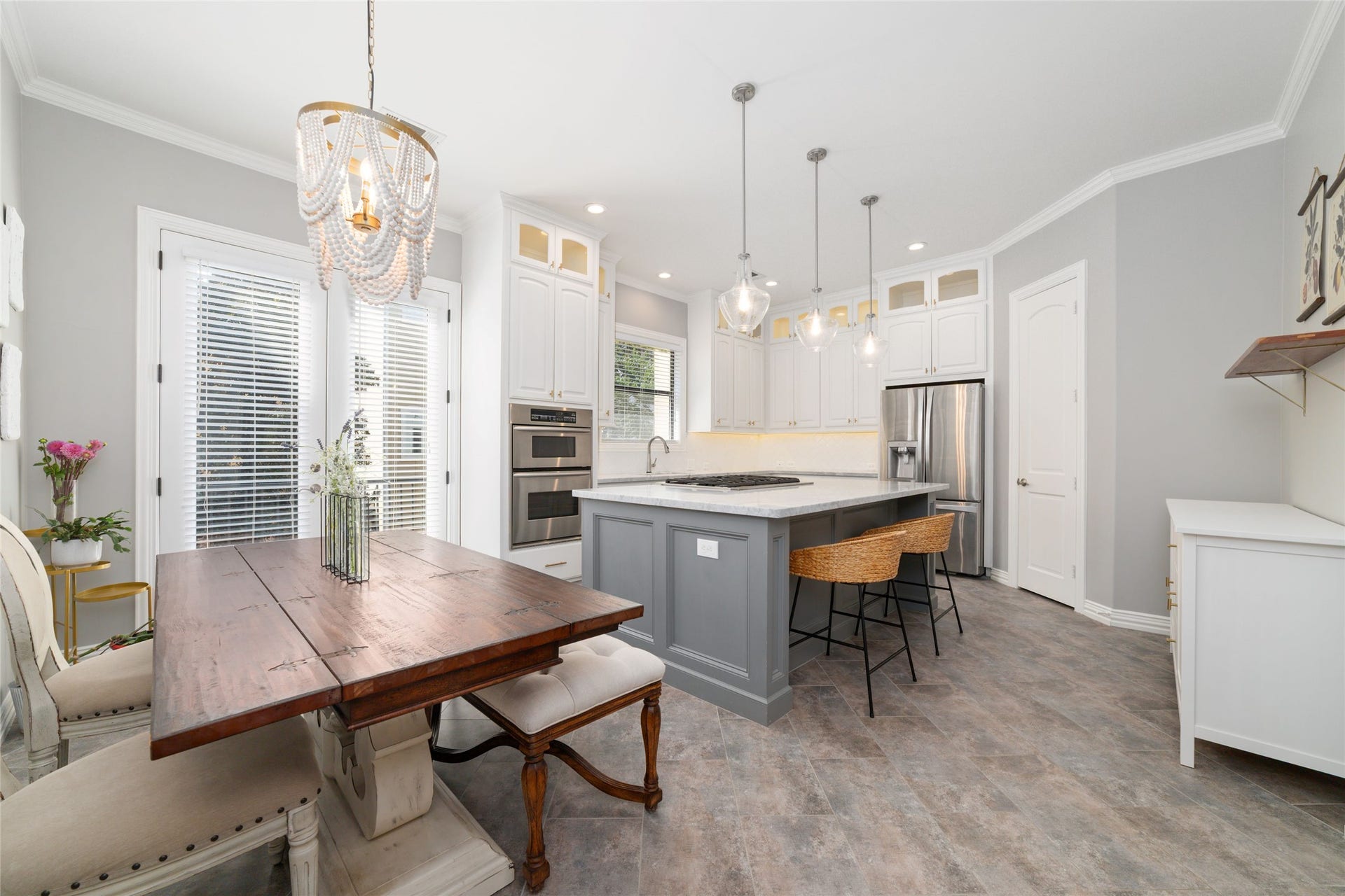 Impressive, eat-in kitchen with pantry and coffee bar area
