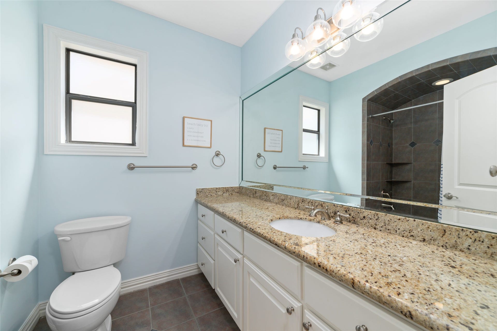 Secondary en-suite bathroom with shower/tub combo