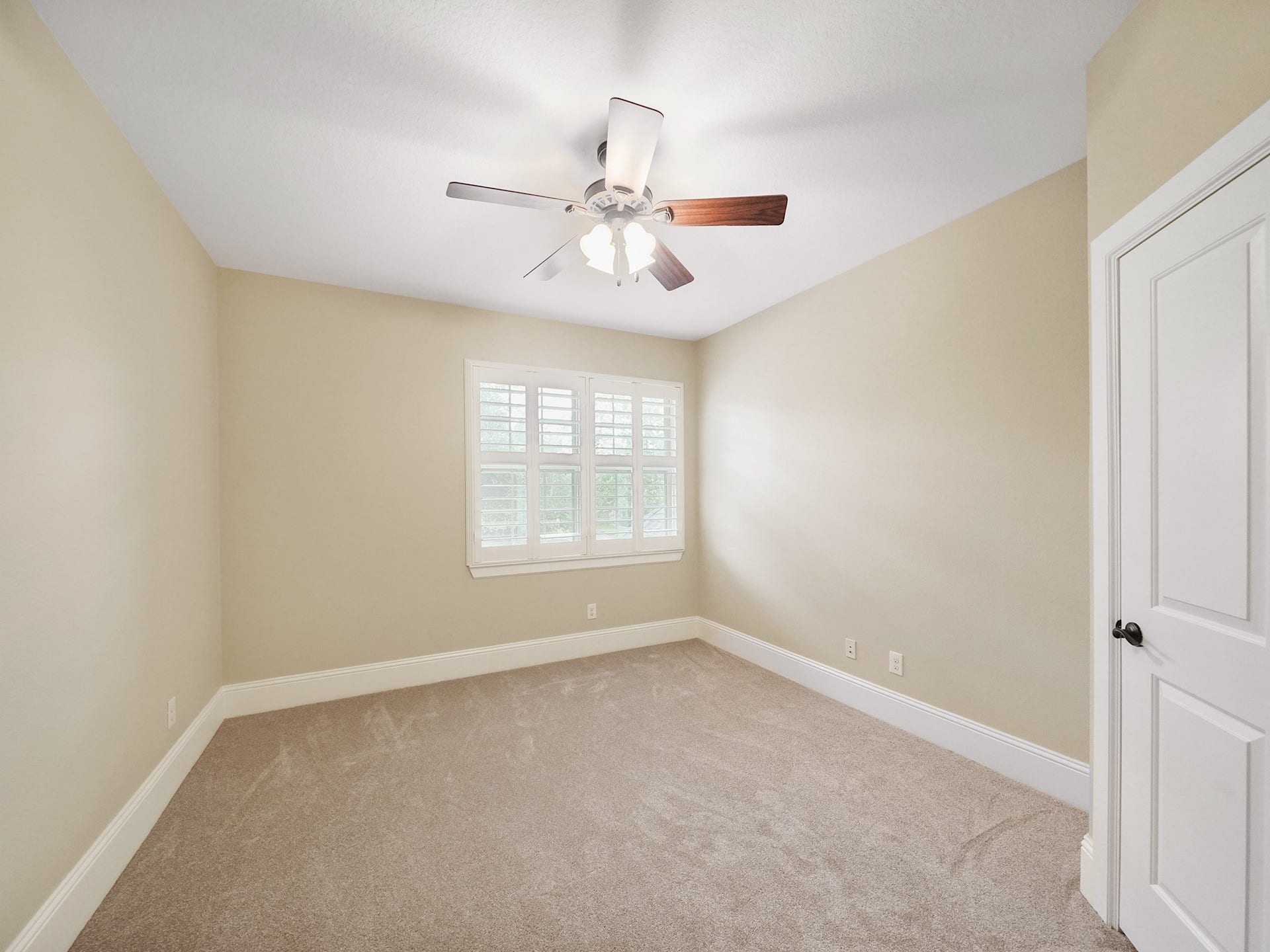 27710 Guthrie Ridge Lane, Katy, TX 77494 This additional bedroom continues the homes versatile upper-level layout, with room for a bedroom, study, or creative space.