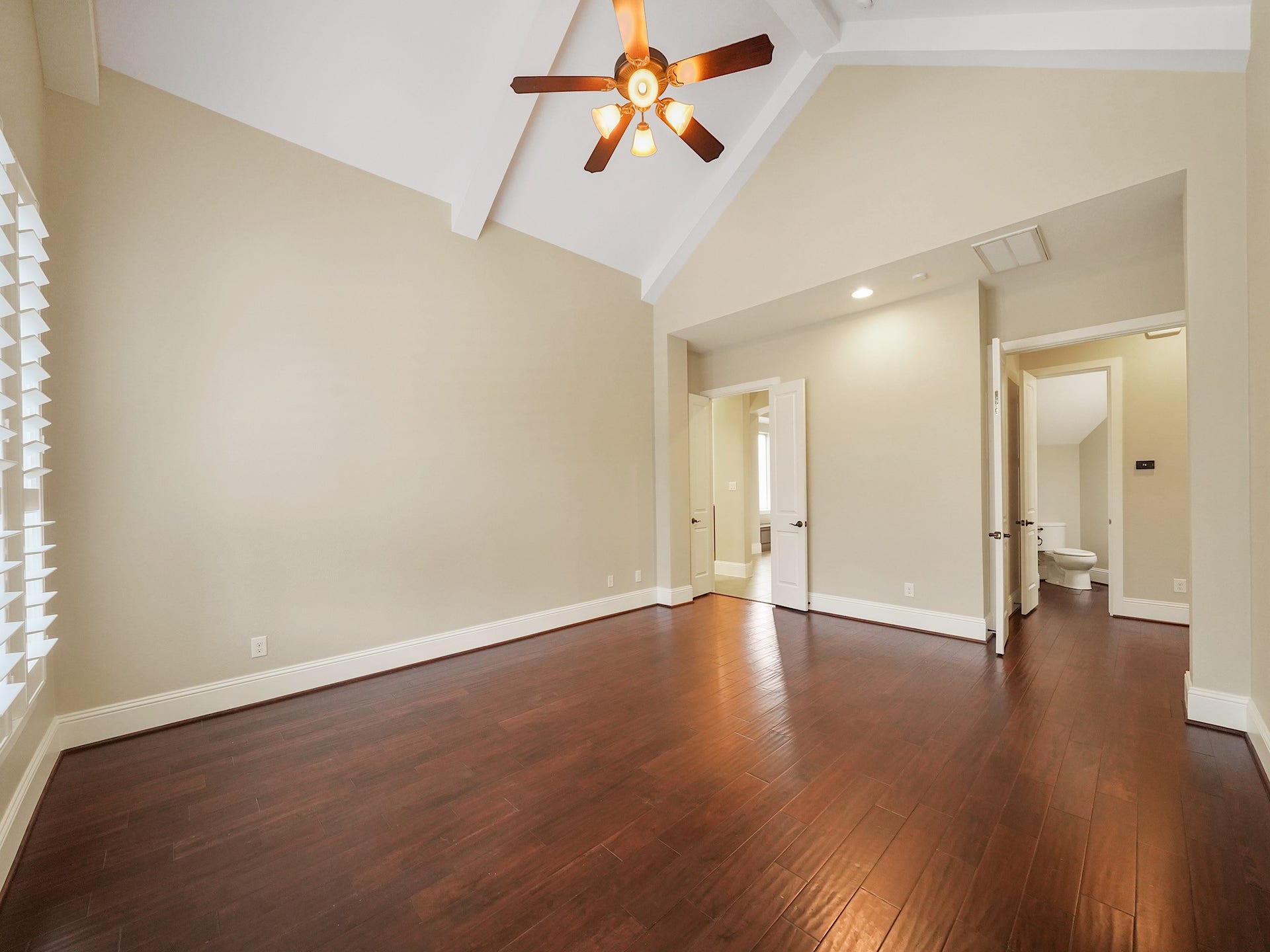 27710 Guthrie Ridge Lane, Katy, TX 77494 Vaulted ceilings amplify the primary bedrooms generous proportions, leaving ample room for a sitting area beside the bed.