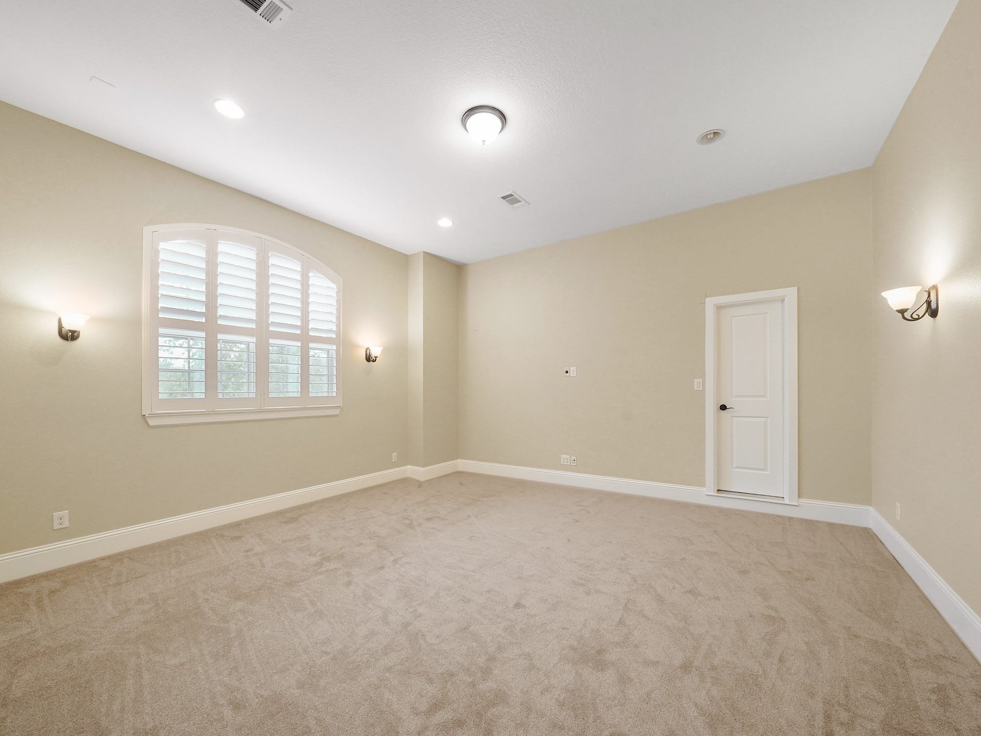 27710 Guthrie Ridge Lane, Katy, TX 77494 Generous scale gives this upstairs bedroom the flexibility to remain a serene sleeping space or become the game room, media lounge, or hobby room your lifestyle calls for.