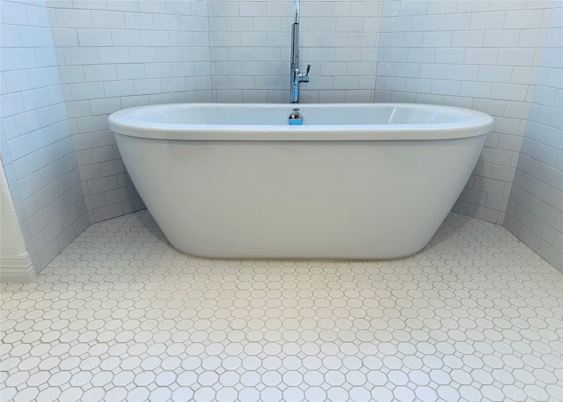 1710 Brooke Amber Circle, Deer Park, TX 77536 New bath tub.