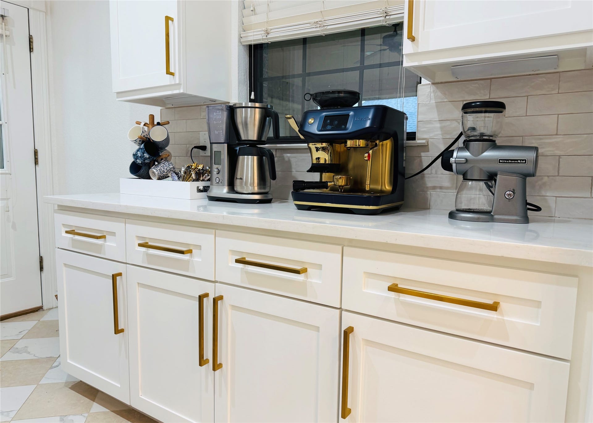 1710 Brooke Amber Circle, Deer Park, TX 77536 Brand new built in coffee bar opposite washer and dryer.