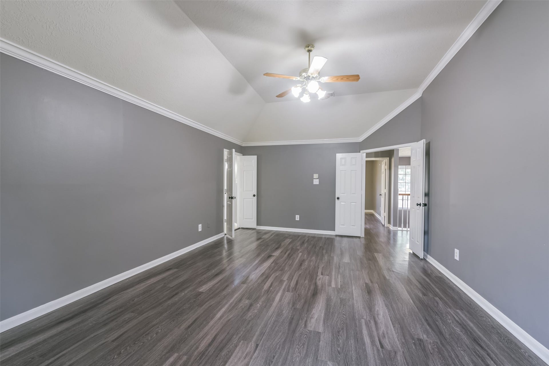 2509 S Mission Circle, Friendswood, TX 77546 Primary bedroom