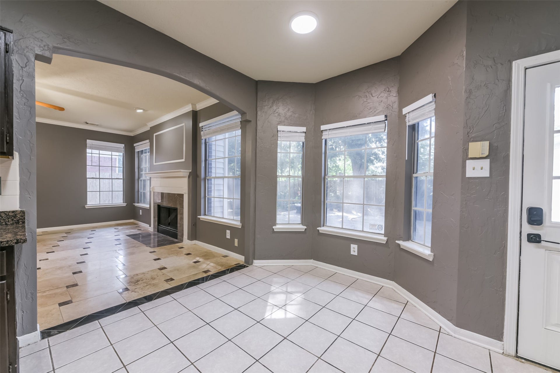2509 S Mission Circle, Friendswood, TX 77546 Enjoy eating in the breakfast room flooded with natural light from all of the windows.