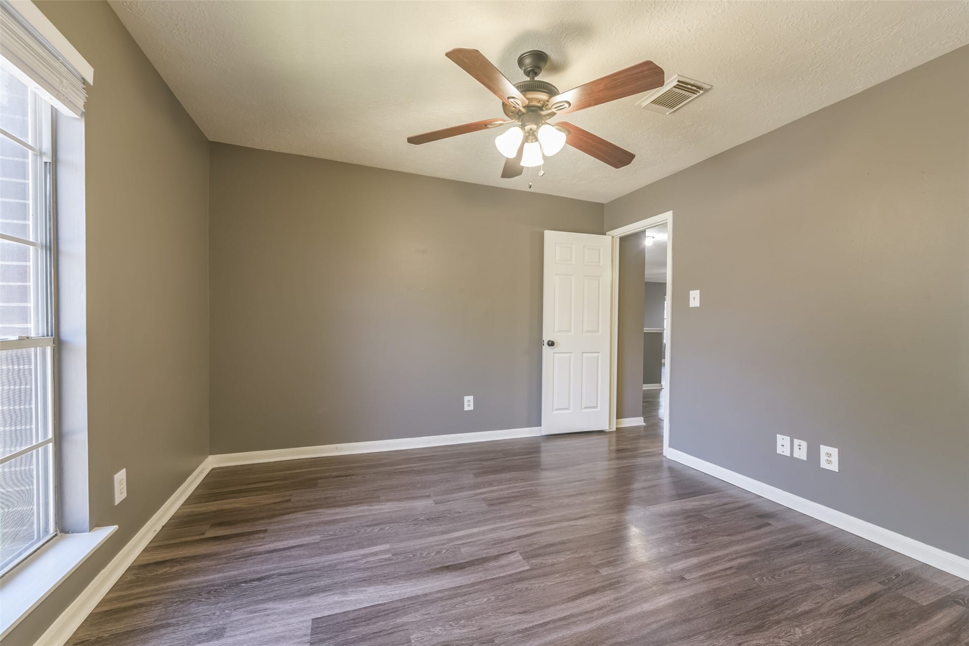 2509 S Mission Circle, Friendswood, TX 77546 Secondary bedroom